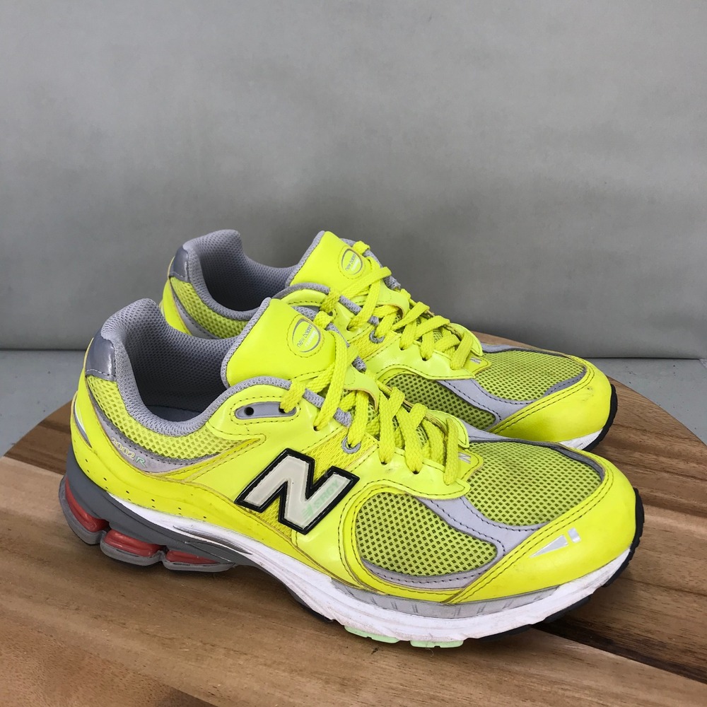 New Balance 2002R Yellow Silver Mens Running Shoes Size 9.5 D Mesh Lace Up Retro